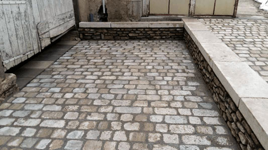 Calcaire de Chaptuzat : dalles sciées vieillies Calcaire de Chaptuzat : dalles scié vieillies