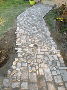 Lave d'Auvergne : calade sciée viellie Lave d'Auvergne : calade sciée viellie